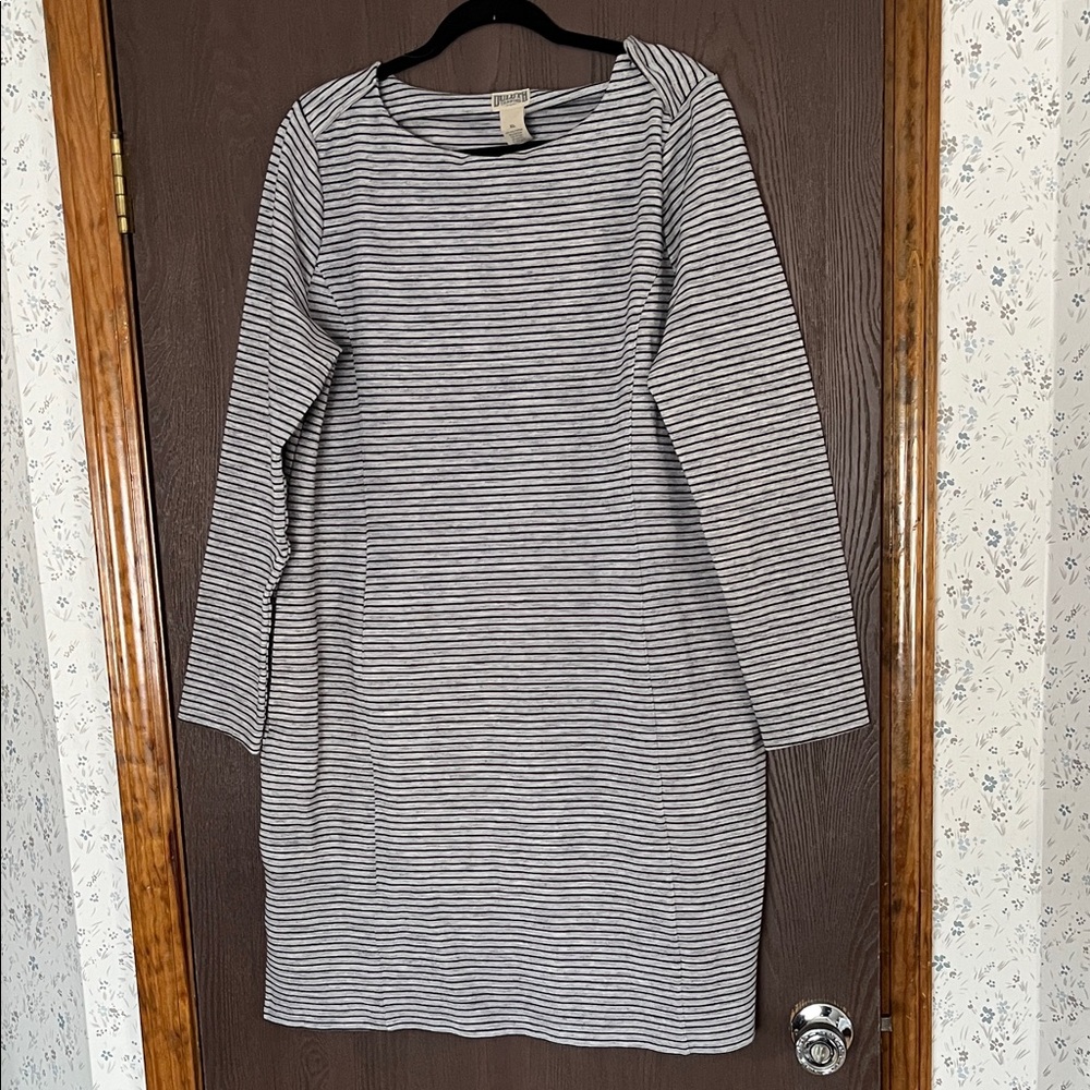 Striped Long-Sleeve Sheath Dress in Gray and black